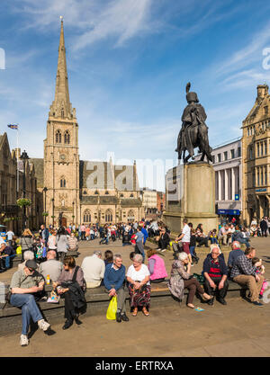 Durham - der Marktplatz und die Kirche des Heiligen Nikolaus in Durham Stadtzentrum, England, UK, überfüllt mit Menschen beim Einkaufen Stockfoto