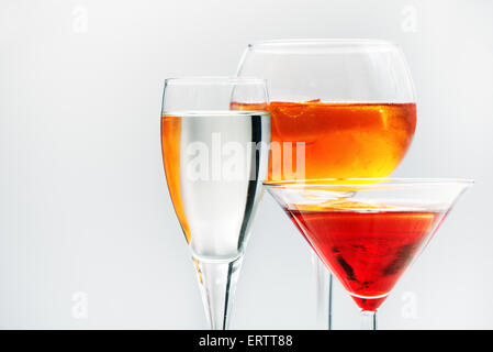 Verschiedene alkoholische Cocktails in verschiedenen Profilgläser Stockfoto