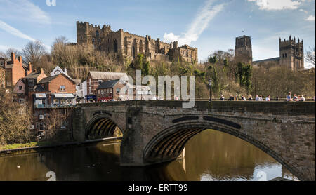 Durham Castle und die Kathedrale mit Blick auf Framwellgate Brücke über den Fluss zu tragen, Durham, County Durham, England, UK Stockfoto