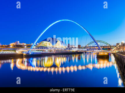 Die Gateshead Millennium Bridge über den Fluss Tyne, Gateshead, Tyne and Wear, England, UK Stockfoto