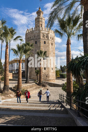 Sevilla, Spanien - Torre del Oro oder Goldener Turm in Sevilla, Spanien, Europa mit Touristen Stockfoto