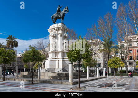 Denkmal für König Saint Ferdinand am neuen Platz oder Plaza Nueva in Sevilla, Spanien, Europa Stockfoto