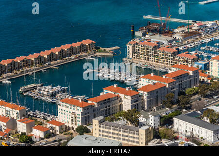 Gibraltar - Queensway Quay Marina oder Hafen von Gibraltar, Gibraltar, Europa aus den Felsen von Gibraltar mit Booten und Yachten Stockfoto