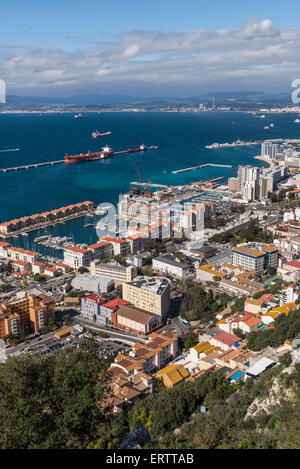 Luftaufnahmen der Stadt Gibraltar, Gibraltar, Europa von oben auf den Felsen von Gibraltar über die Stadt und die Küste Stockfoto