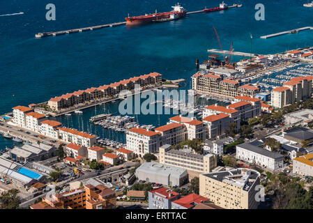 Queensway Quay Marina auf Gibraltar Hafen oder Hafen von Gibraltar, Gibraltar, Europa aus dem Felsen von Gibraltar Stockfoto