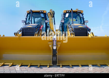 Zwei neue Bulldozer auf ein Schaufenster. Stockfoto