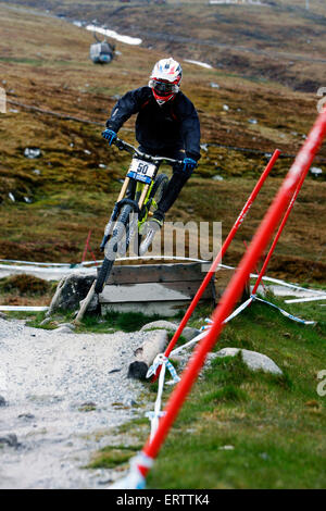 Tom Poinsot (FRA) wird in einigen der Praxis vor dem junior Mens dh Rennen beim UCI Mountain Bike World Cup - Fort William Credit: Dan Cooke/Alamy Live News Stockfoto