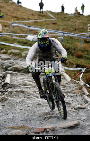 Jackson Frew (AUS) wird in einigen der Praxis vor dem junior Mens dh Rennen beim UCI Mountain Bike World Cup - Fort William Credit: Dan Cooke/Alamy Live News Stockfoto