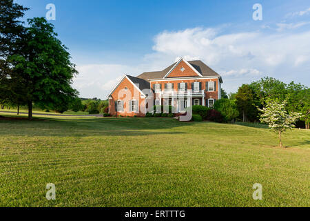 Freistehendes Haus USA - Vorderseite des großen amerikanischen Einfamilienhaus mit großen Garten Rasen an einem warmen sonnigen Sommertag Stockfoto