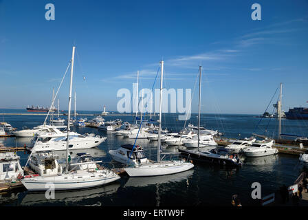 Hafen für Boote mit Blick auf das Meer Stockfoto