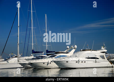 Weiße Yachten im Hafen festgemacht ist Stockfoto