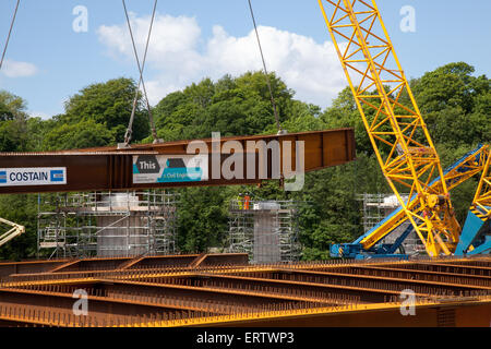 Lancaster, Lancashire, UK, 8. Juni 2015. "Überspannt die Lune" Heysham M6 Link Road Bridge arbeiten.  Spannweiten & rungen für Heysham mit M6 Link Straßenbrücke über den Fluss Lune.  Fahrer mit der M6 durch Nord-Lancashire werden geraten, dass Lancashire County Council £ 124 Millionen Heysham Link Projekt eine neue Phase erreicht hat, die sich auf Autobahn Benutzer auswirken kann. Die neue Straße ist eine 4,8 km zweispurige Kreuzung 34 der M6, eine vollständig umgestaltete Kreuzung mit neuen Zufahrtsstraßen Eröffnung im Sommer 2016 Halbinsel Heysham und Morecambe verlinken.  Bildnachweis: MarPhotographics/Alamy Live-Nachrichten. Stockfoto