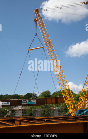 Lancaster, Lancashire, UK, 8. Juni 2015. "Überspannt die Lune" Heysham M6 Link Road Bridge arbeiten.  Spannweiten & rungen für Heysham mit M6 Link Straßenbrücke über den Fluss Lune.  Fahrer mit der M6 durch Nord-Lancashire werden geraten, dass Lancashire County Council £ 124 Millionen Heysham Link Projekt eine neue Phase erreicht hat, die sich auf Autobahn Benutzer auswirken kann. Die neue Straße ist eine 4,8 km zweispurige Kreuzung 34 der M6, eine vollständig umgestaltete Kreuzung mit neuen Zufahrtsstraßen Eröffnung im Sommer 2016 Halbinsel Heysham und Morecambe verlinken.  Bildnachweis: MarPhotographics/Alamy Live-Nachrichten. Stockfoto