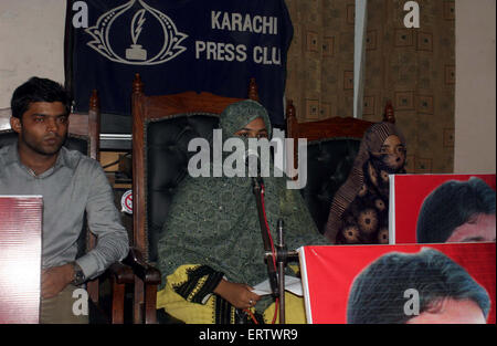 Mitglieder des Baloch Menschenrechtsorganisation an Medien Personen gegen Sicherheitskräfte in Balochistan, während einer Pressekonferenz statt im Karachi Presseclub am Montag, 8. Juni 2015. Stockfoto