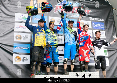 Fort William, Schottland, Großbritannien. 6. Juni 2015. Joost Wichmann (NED) nimmt den ersten Platz Scott Beaumont (GBR) zweite nimmt und Lewis Lacey (GBR) wird Dritter in der Mens vier Cross-Finale beim UCI Mountain Bike World Cup - Fort William Credit: Dan Cooke/Alamy Live News Stockfoto