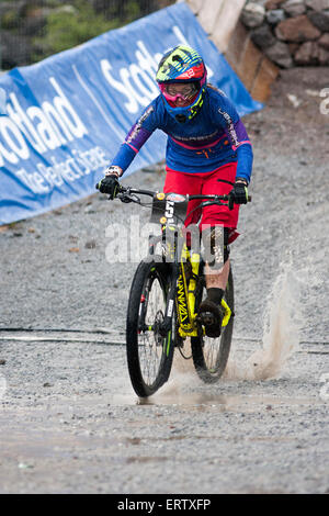 Fort William, Schottland, Großbritannien. 6. Juni 2015. Becci Skelton (GBR) bekommt den fünften Platz mit einer Zeit von 47.839s im Damen Four Cross Rennen, ihr erster Auftritt auf dem Podium beim UCI Mountain Bike World Cup - Fort William Credit: Dan Cooke/Alamy Live News Stockfoto