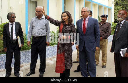 Pakistan Peoples Party (PPP) Central Vizepräsident Sherry Rehman winken Hand an die Fans, wie sie gewählt wurde ohne Gegenkandidaten auf Montag, 8. Juni 2015 als Senator auf einem allgemeinen Sitz von Sindh. Stockfoto