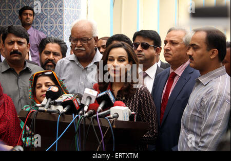 Pakistan Peoples Party (PPP) Central Vizepräsident Sherry Rehman im Gespräch mit Medien Personen wie sie gewählt wurde ohne Gegenkandidaten auf Montag, 8. Juni 2015 als Senator auf einem allgemeinen Sitz von Sindh. Stockfoto