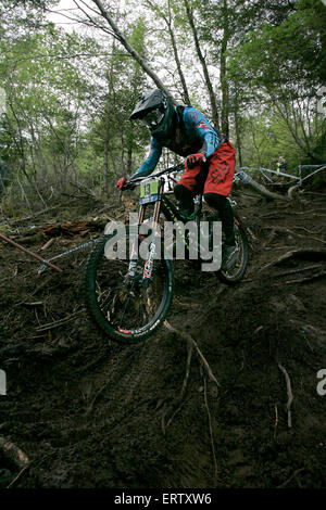 Fort William, Schottland, Großbritannien. 7. Juni 2015. Neil Stewart (GBR) nimmt sechsten Platz bei den Junioren Herren dh Rennen mit einer Zeit von 5:18.67 während der UCI Mountain Bike World Cup - Fort William Credit: Dan Cooke/Alamy Live News Stockfoto