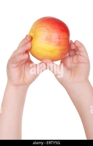 Die Hände der Kinder hält einen Apfel, isoliert Stockfoto