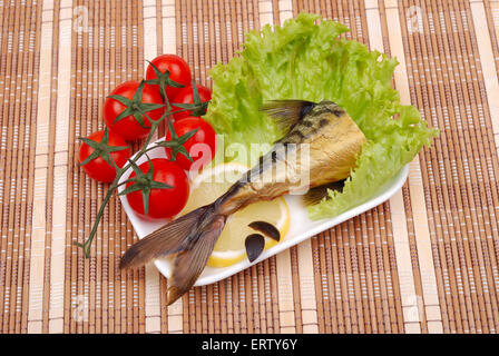 Zusammensetzung aus eine geräucherte Makrele auf einem Teller mit Gemüse Stockfoto