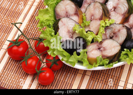 Zusammensetzung aus eine geräucherte Makrele auf einem Teller mit Gemüse Stockfoto
