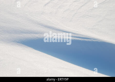 Hintergrund von Schnee glänzte mit der Sonne Stockfoto