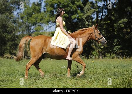 Frau mit Pferd Stockfoto