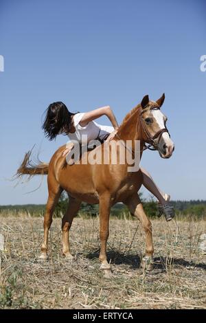 Frau mit Pferd Stockfoto