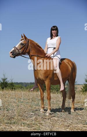 Frau mit Pferd Stockfoto