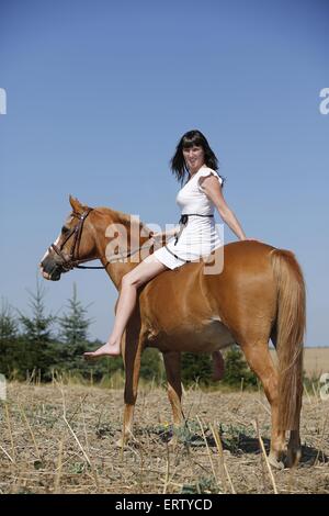 Frau mit Pferd Stockfoto