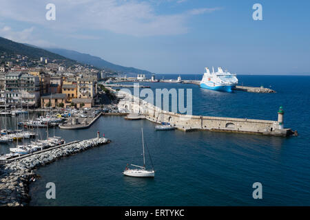 Bastia alten und neuen Häfen in der Nachmittagssonne mit einem Kreuzfahrtschiff in den modernen Hafen und Yachten im alten Hafen angedockt Stockfoto