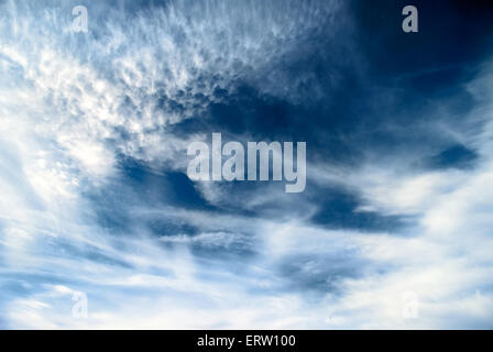 Kontrast-Wolken mit Wind über dunklen deep-sky Stockfoto