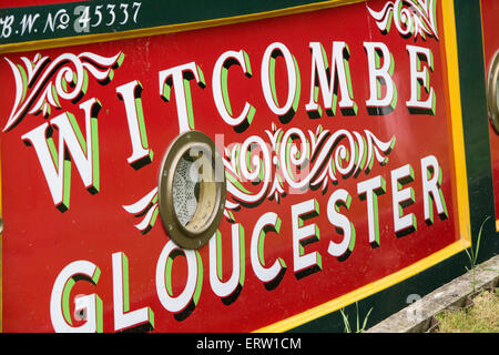 Bunt bemalte Narrowboats auf Saul Junction auf der Gloucester und Schärfe-Kanal, Gloucestershire, England, UK Stockfoto