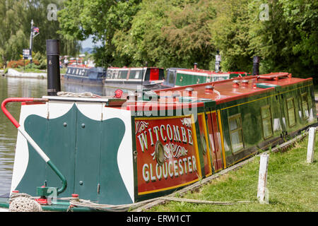 Bunt bemalte Narrowboats auf Saul Junction auf der Gloucester und Schärfe-Kanal, Gloucestershire, England, UK Stockfoto