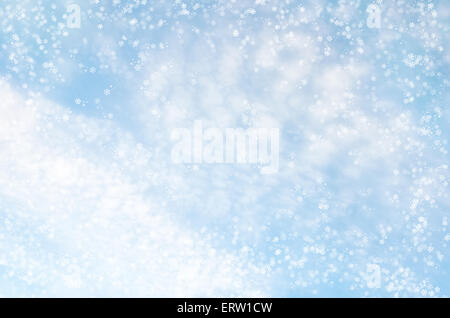 Fallenden Schneeflocken auf blauem Hintergrund Stockfoto