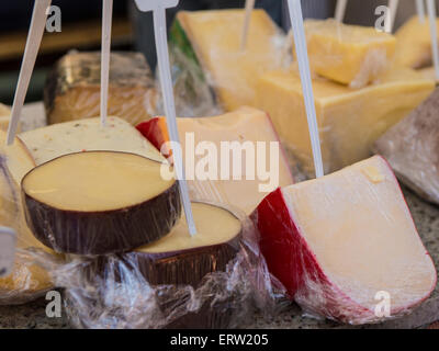 Reihe von Käse auf dem Display Stockfoto