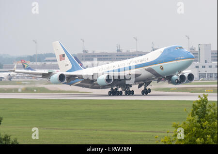 München, Deutschland. 8. Juni 2015. Die Air Force One mit US-Präsident Barack Obama fährt an Bord vom Flughafen in München, Deutschland, 8. Juni 2015. Staats- und Regierungschefs der sieben führenden Industrienationen (G7) werden voraussichtlich am 7. und 8. Juni als Höhepunkt der deutschen Ratspräsidentschaft der G7 in Schloss Elmau, Bayern, gerecht zu werden. Foto: ARMIN WEIGEL/Dpa/Alamy Live-Nachrichten Stockfoto