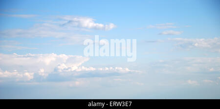 Fantastische weichen weißen Wolken gegen blauen Himmel Stockfoto