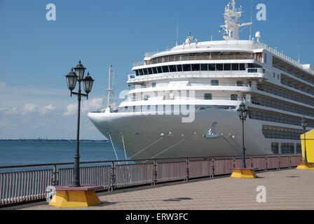 Das Passagierschiff erwartet die Passagiere im Hafen Stockfoto