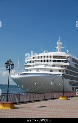 Das Passagierschiff erwartet die Passagiere im Hafen Stockfoto