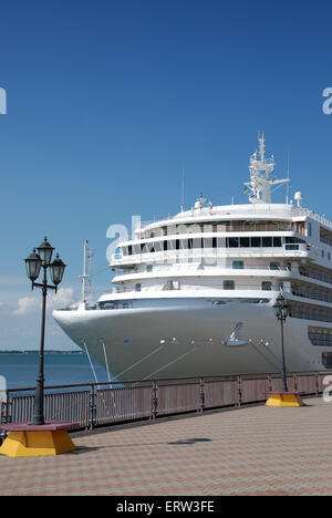 Das Passagierschiff erwartet die Passagiere im Hafen Stockfoto