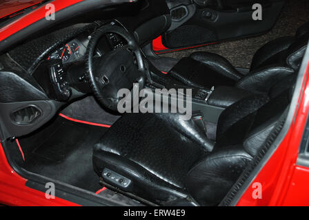 Interieur des Salons des roten Autos mit einem Lederbezug Stockfoto