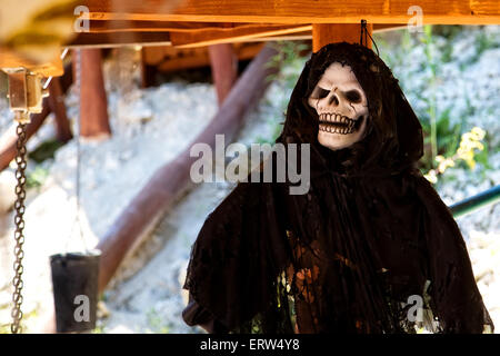 Tod - Skelett im schwarzen Kleid Stockfoto