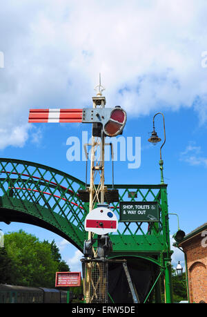 Semaphor Signalsrailway Infrastruktur rote Semaphore Stop und Steg, Alresford, Mitte Hants Eisenbahn, Hampshire, England, UK Stockfoto