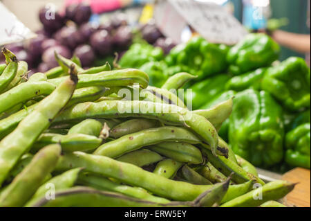 Grüne breite Roh und frisch Heap in Markt mit Paprika und Auberginen aus Fokus Hintergrund Stockfoto