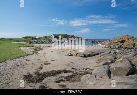 FALKENBERG, Schweden - 5. Juni 2015: Kleine Holz-Boot in felsige Küstenlandschaft und Fischerhaus am 5. Juni in Skrea, Falkenbe Stockfoto