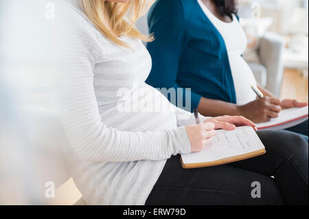 Schwangere Frauen, die Notizen in der Klasse Stockfoto