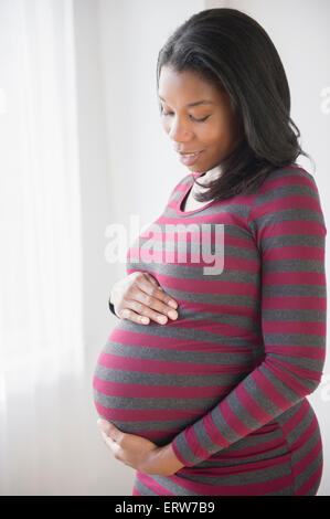 Schwarze schwangere Bauch bewundern Stockfoto