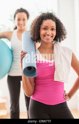 Frau, die Yoga-Matte in Übung Stockfoto